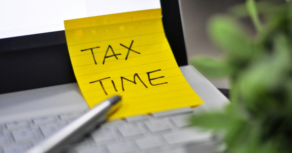 Sticky note reminding about tax time